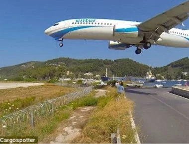 Σοβαρό ατύχημα στο αεροδρόμιο Σκιάθου: 12χρονος εκτινάχθηκε και τραυματίστηκε από αέρια αεροπλάνου